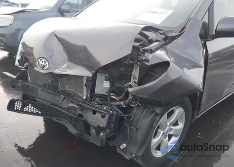 2015 Toyota Sienna Le 8 Passenger z USA, uszkodzony, nr VIN 5TDKK3DC9FS583134